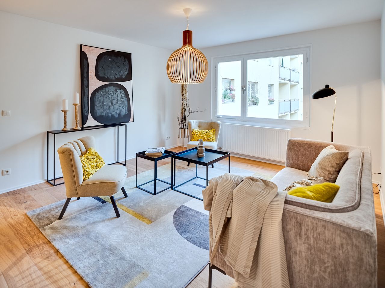 Staging einer renovierten 60er-Jahre-Immobilie