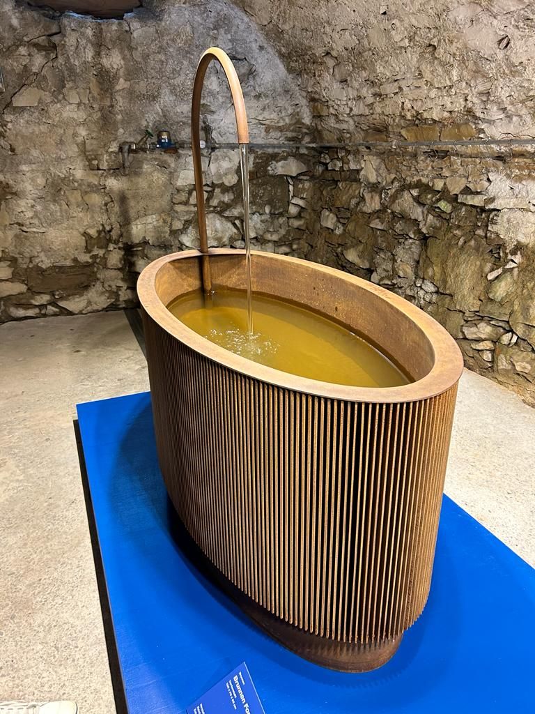 Ein eingereichtes Produkt - Brunnen oval aus Cortenstahl mit schlichtem Wasserhahn