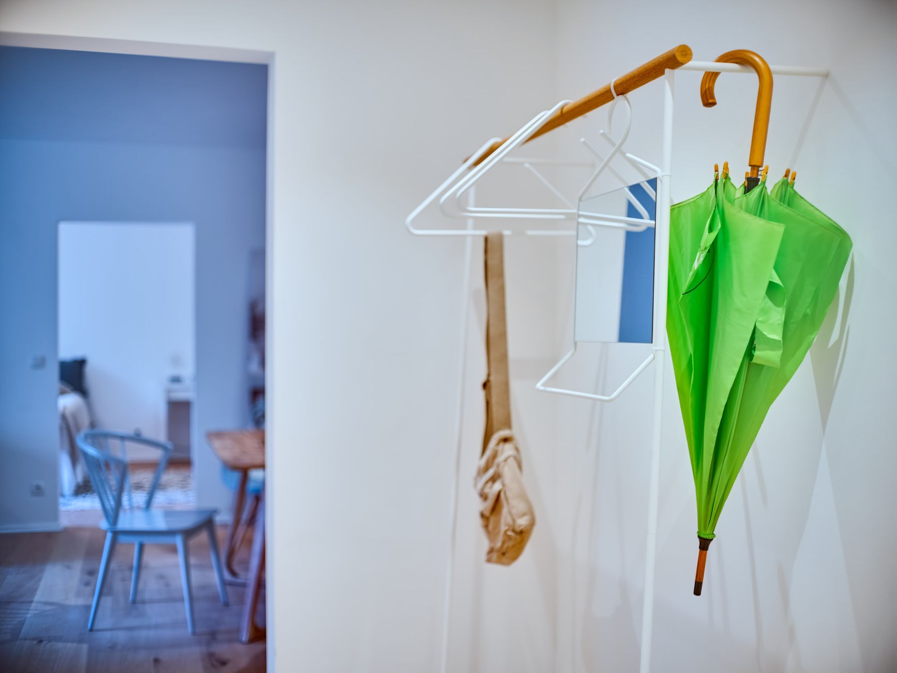 Vorzimmer mit moderner Anlehngarderobe in weiß/Holz mit Dekoration