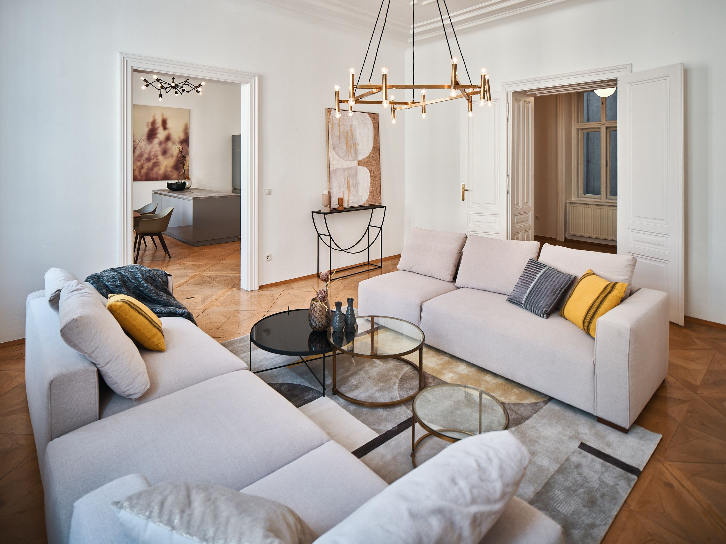 Hell eingerichtetes Wohnzimmer nach einem WOHNFEE Home Staging