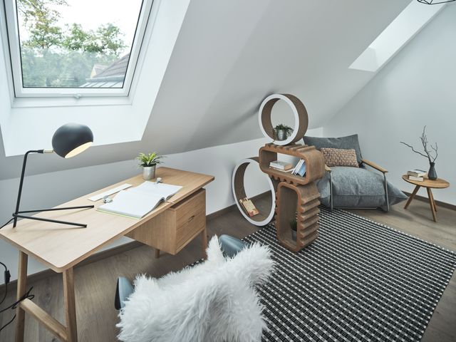 Mini-HomeOffice: Eichenschreibtisch mit Lade, schwarze Tischleuchte, weißer Kunststoffstuhl mit Fell, Pappregale, grauer Aufblas-Design-Lounger mit Filzbezug, grauer Teppich, Beistelltisch Eiche mit Vase und Zweigen
