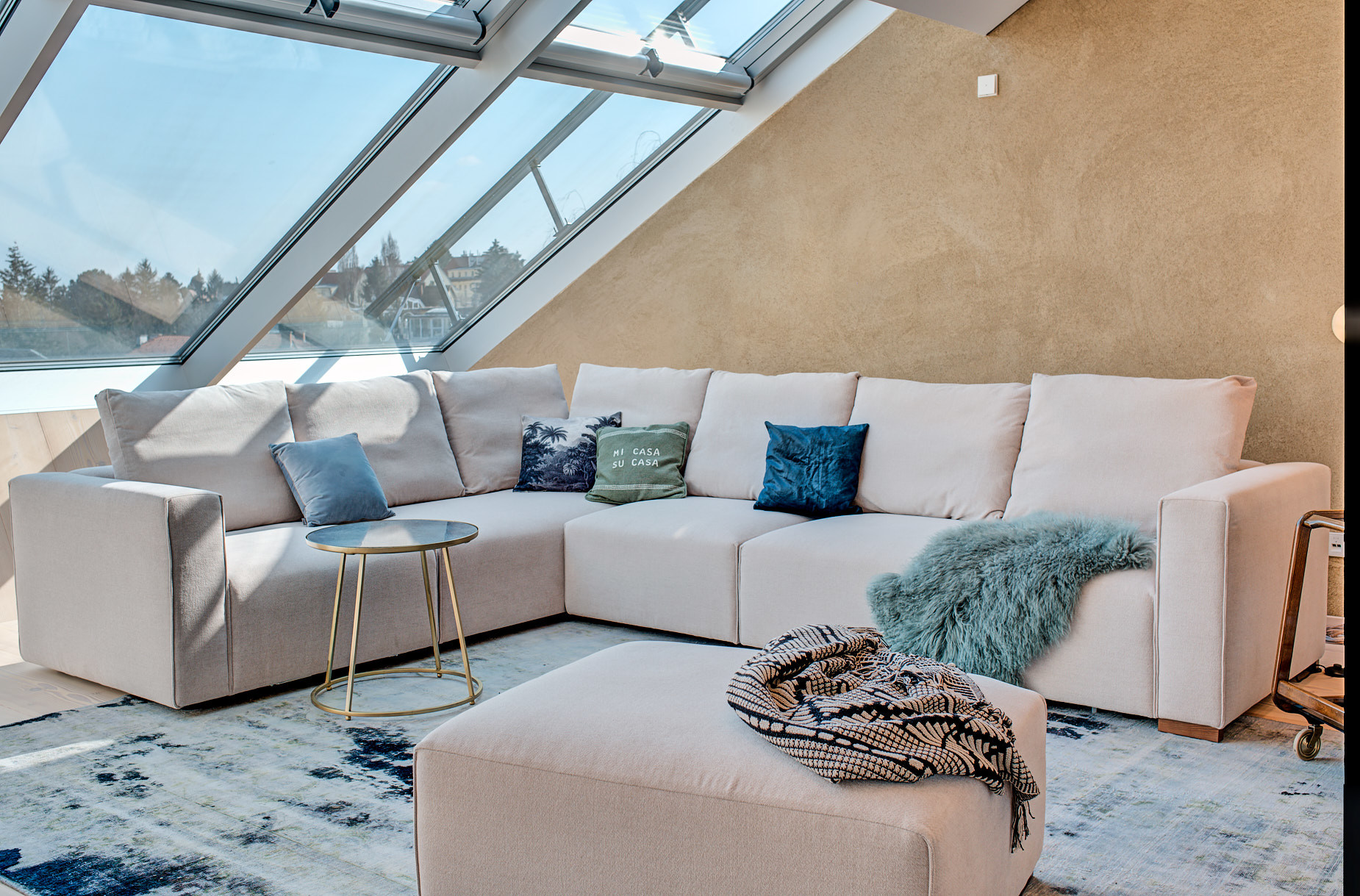Elegant eingerichteter Wohnraum mit Mietmöbeln von WOHNFEE